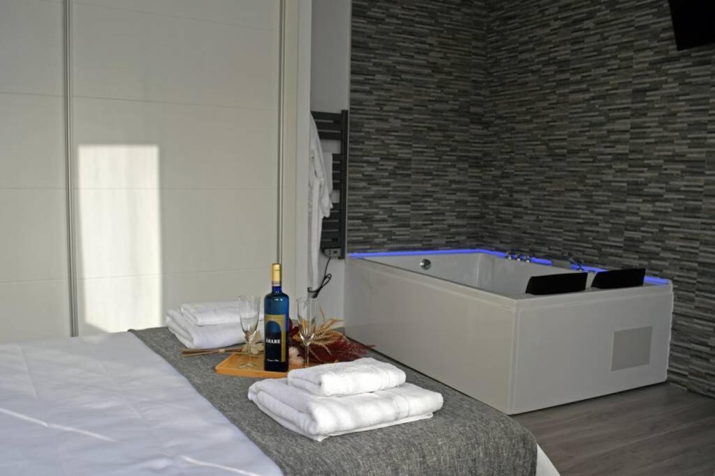 Alojamientos Lola, Suite Con Jacuzzi Benalup-Casas Viejas Ngoại thất bức ảnh