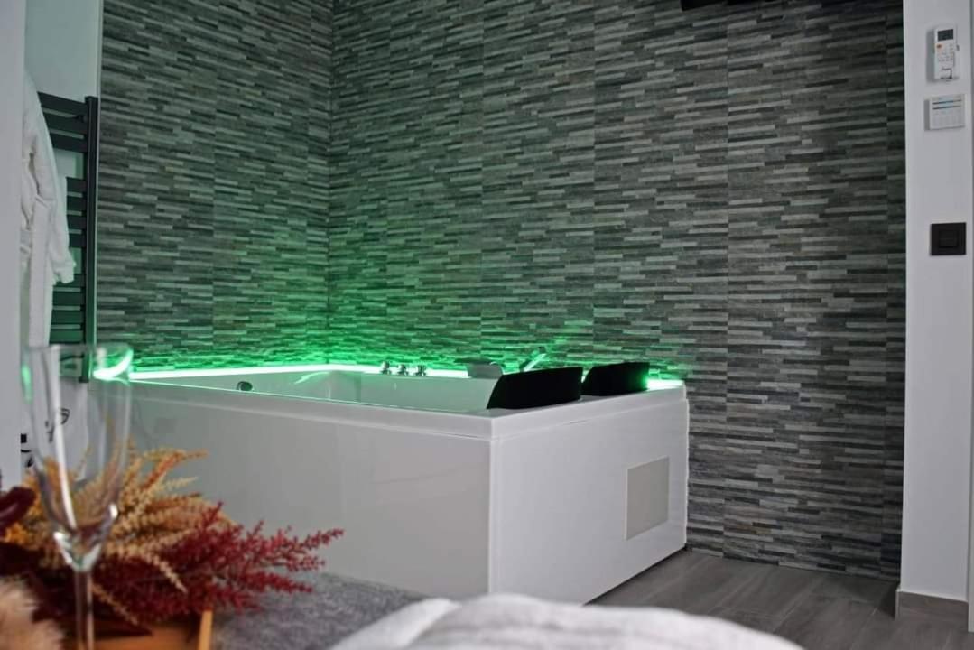 Alojamientos Lola, Suite Con Jacuzzi Benalup-Casas Viejas Ngoại thất bức ảnh